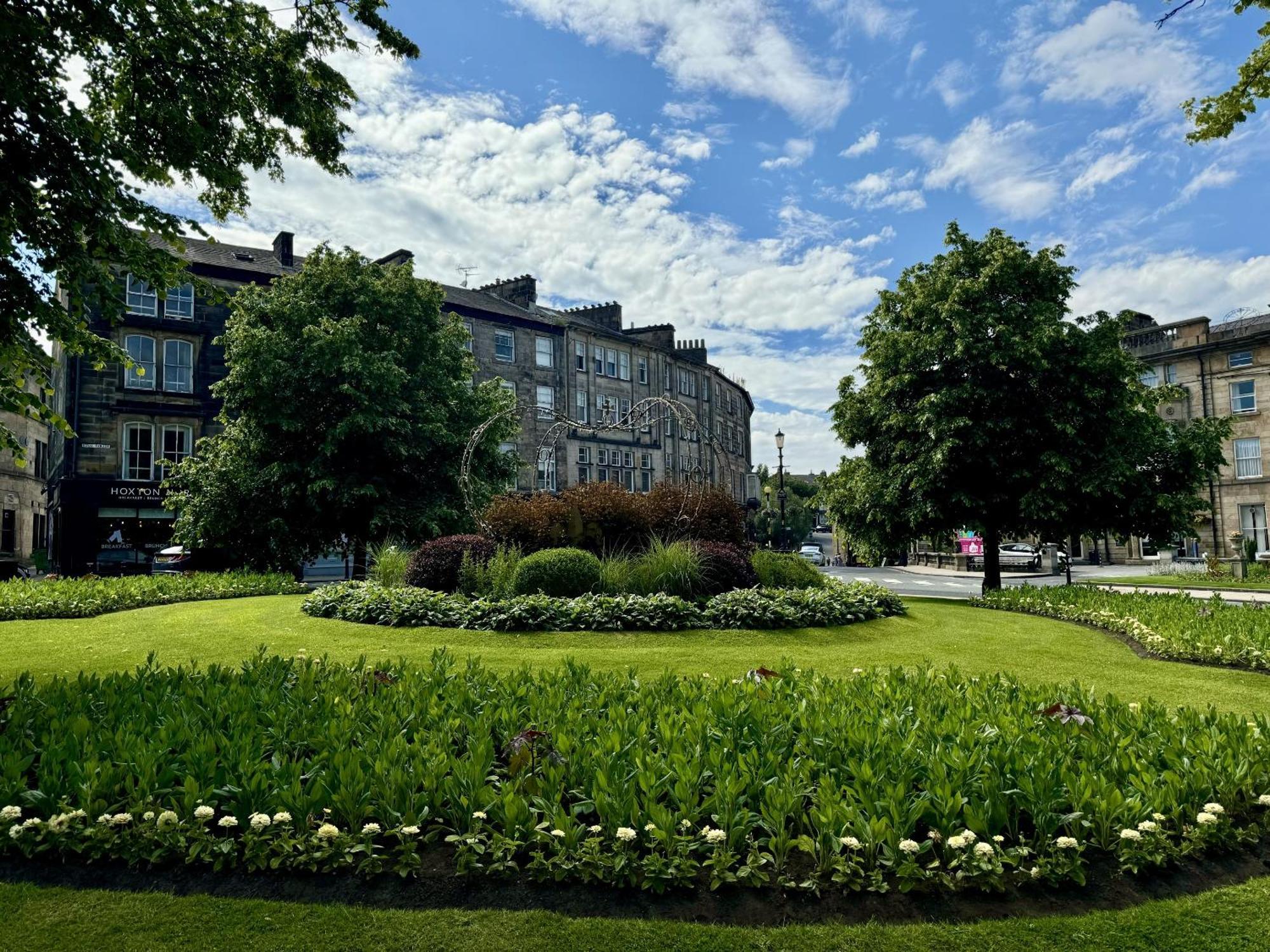 The Yorkshire Crown - Luxury Apartment - Free Parking Nearby Χαρογκέιτ Εξωτερικό φωτογραφία